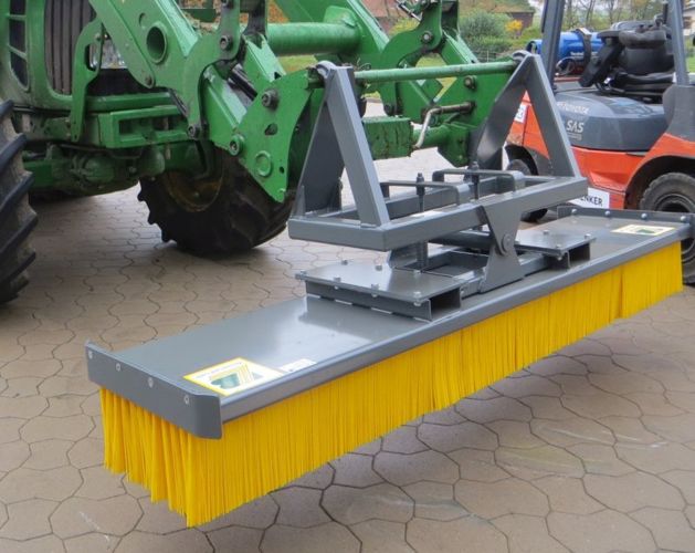 Euro quick coupler with horizontal leveling